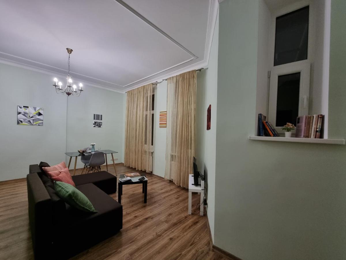 Art Deco One-Bedroom Suite In Library House With Free 5G Wifi Рига Екстериор снимка